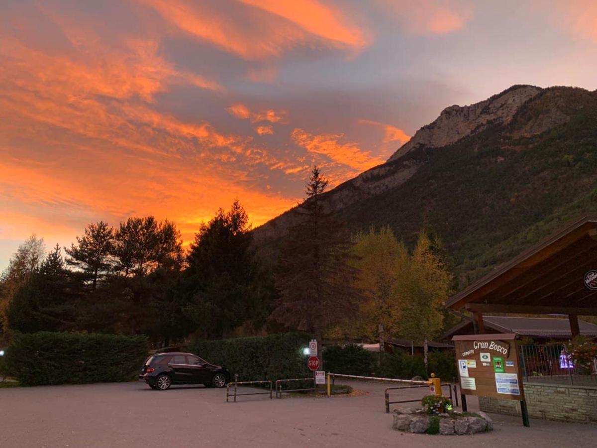 Gran Bosco Camping & Lodge Salbertrand Екстериор снимка